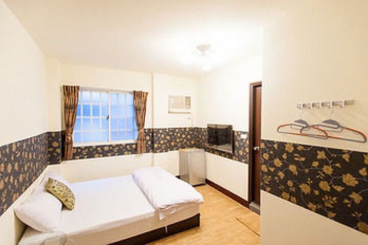 Room 4 of 16