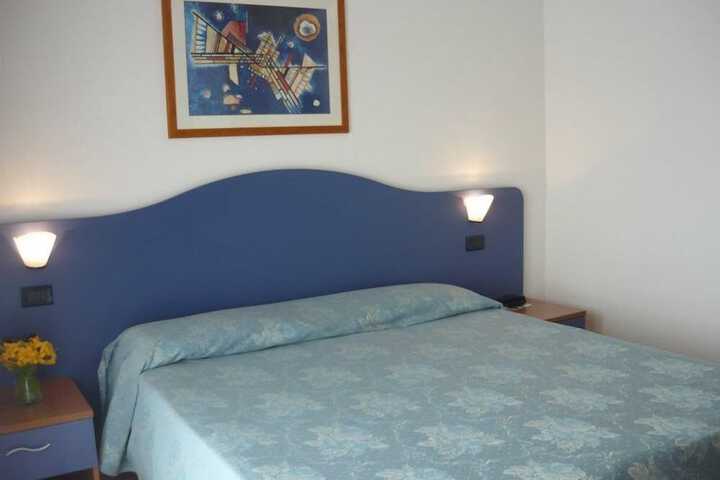 Room 9 of 18