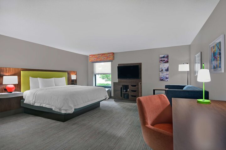 1 King Bed Study with Sofa Bed (7 of 23)