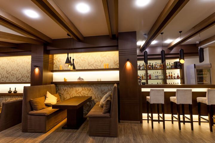 Lounge 83 of 93