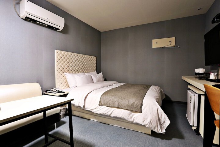 Room 27 of 91