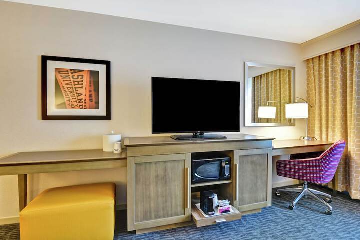 1 King with Sofa Bed Microwave, Refrigerator (28 of 32)