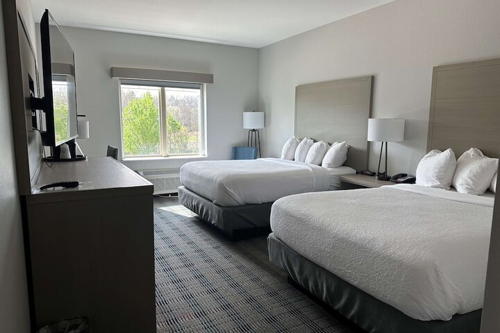 2 Queen Beds Work Desk Microwave and Refrigerator Full Breakfast (1 of 8)