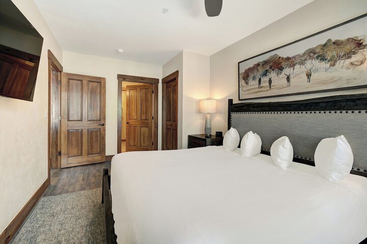 Room 43 of 180