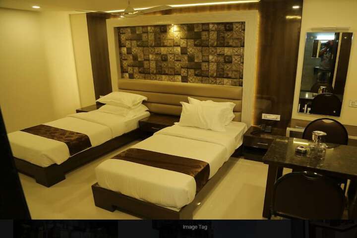 Room 7 of 12