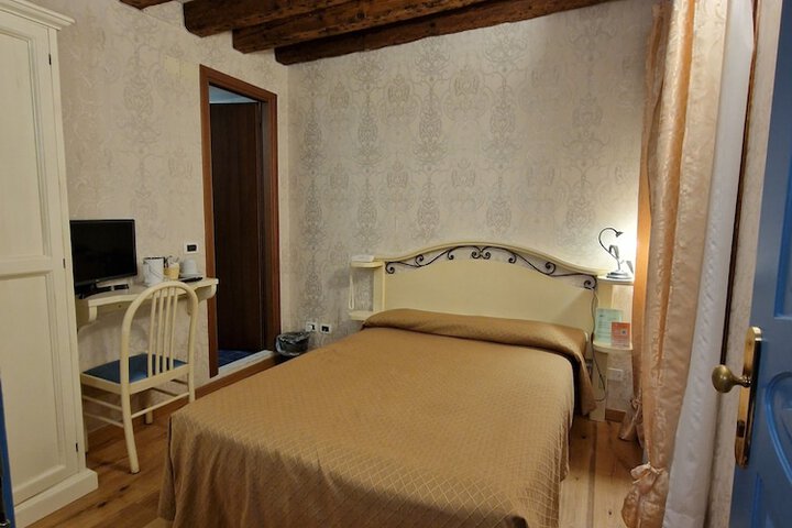 Room 40 of 73