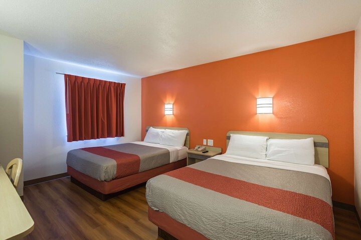 1 Queen Bed (15 of 19)
