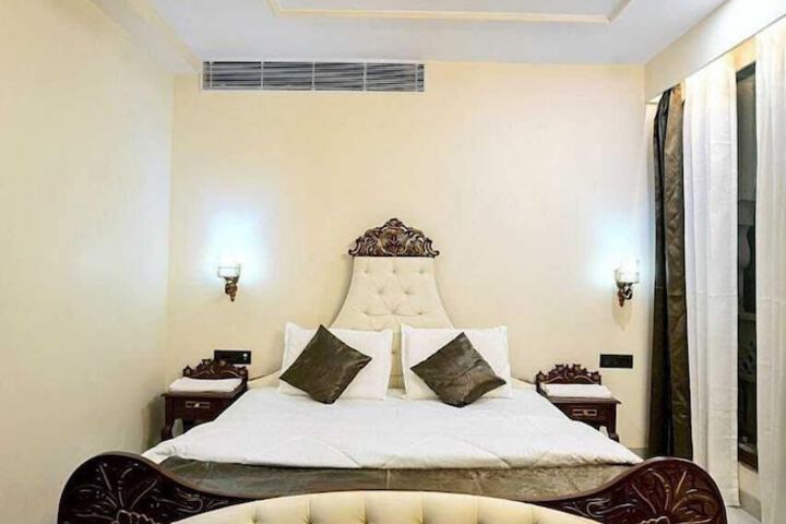 Room 35 of 136