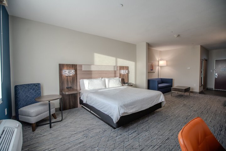 Room 12 of 83