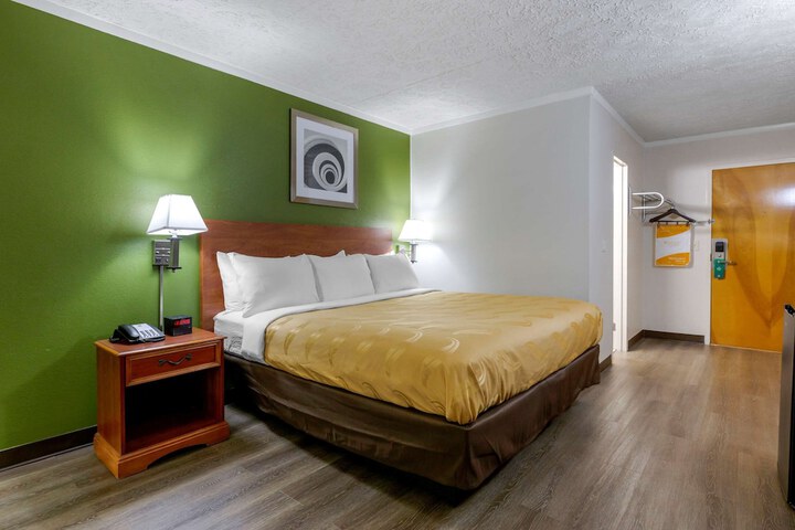 1 King Bed (4 of 10)