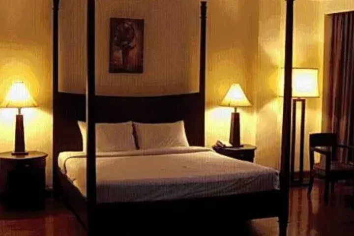 Room 4 of 8