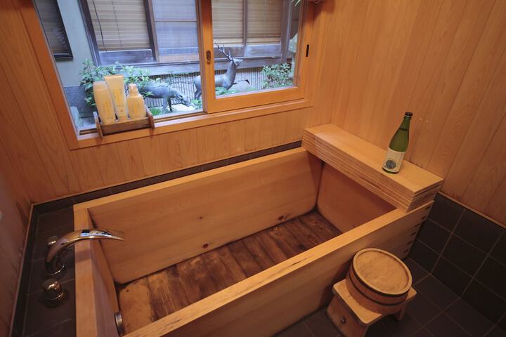 Deep soaking bathtub