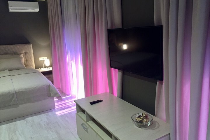 Room 8 of 33