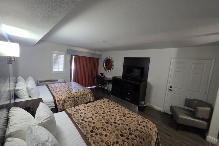 2 Queen Beds (11 of 21)