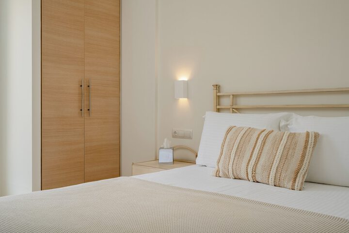 Room 4 of 83