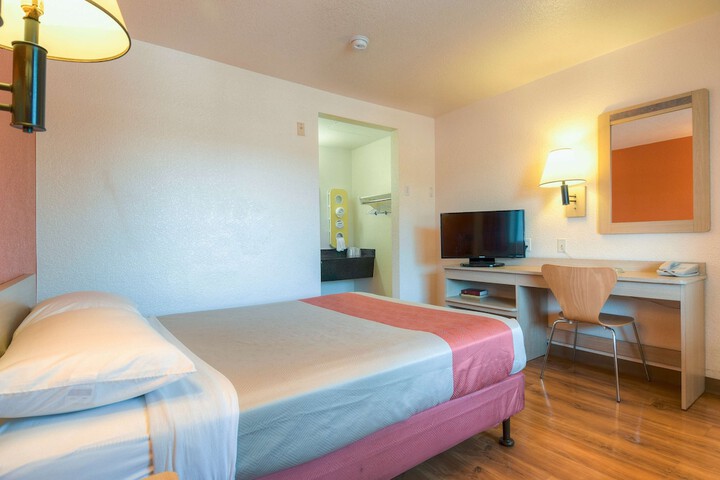 1 Queen Bed (3 of 6)