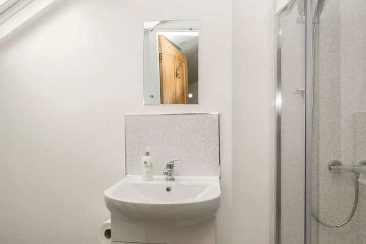 Room 6 of 11