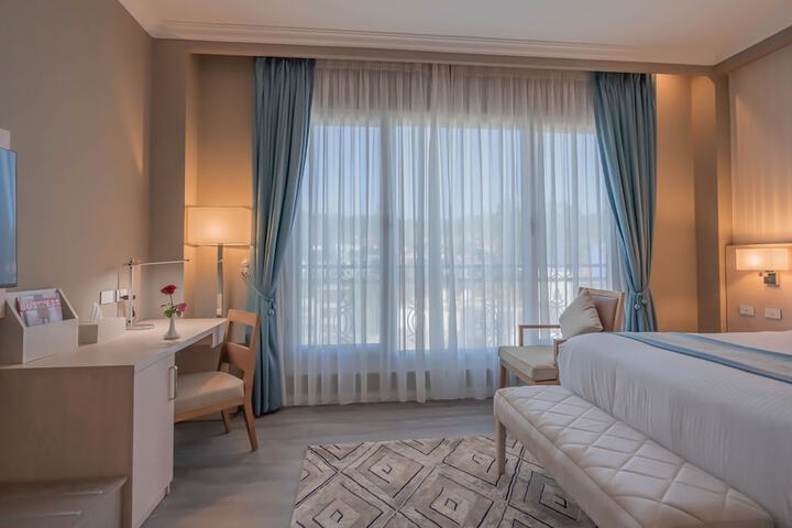 Room 32 of 76