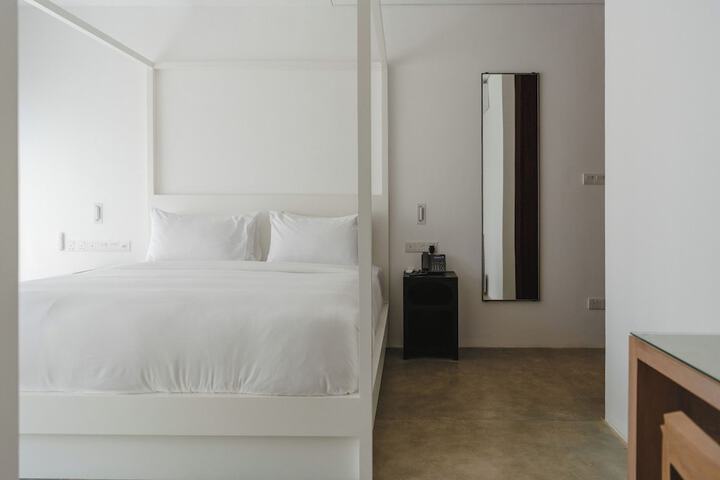 Room 32 of 147