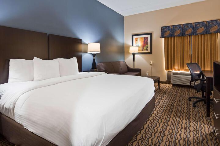 1 King Bed Pillowtop Bed High Speed Internet Accessible Refrigerator, Coffee Maker Iron and Ironing Board Full Breakfast (1 of 15)
