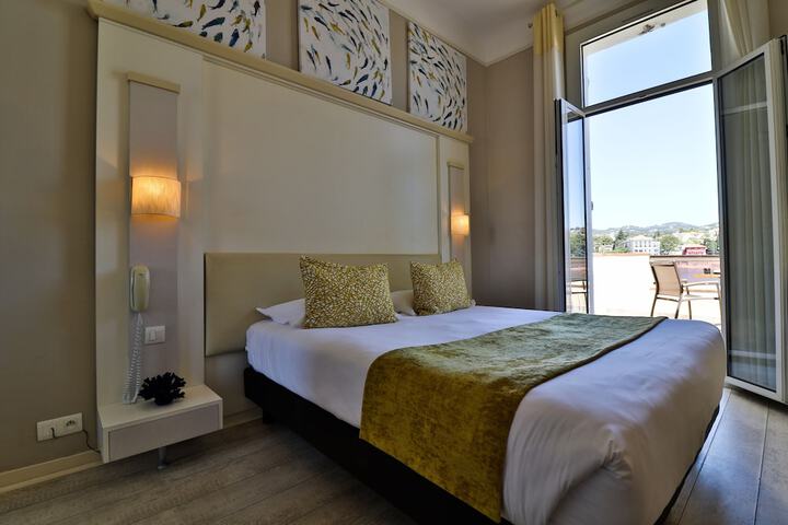 Room 4 of 32