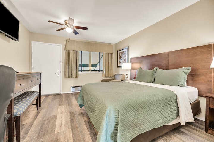 1 Queen Bed (14 of 18)