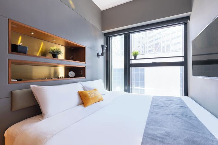 Room 11 of 18