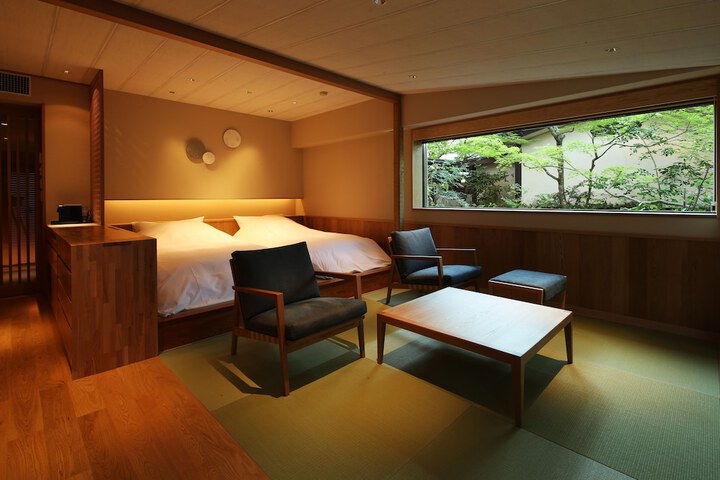 Room 4 of 77