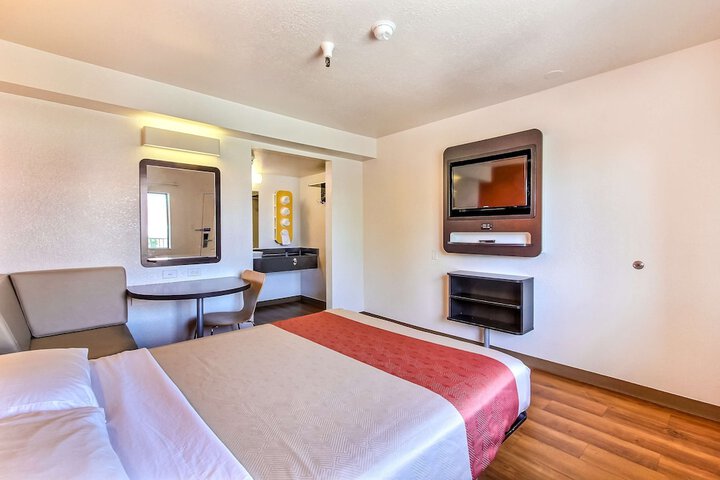 Deluxe Room 1 Queen Bed Refrigerator, Microwave (6 of 8)