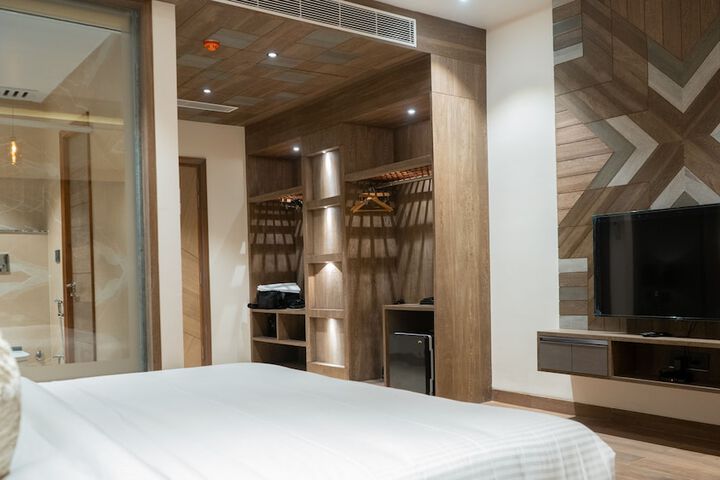 Room 6 of 33