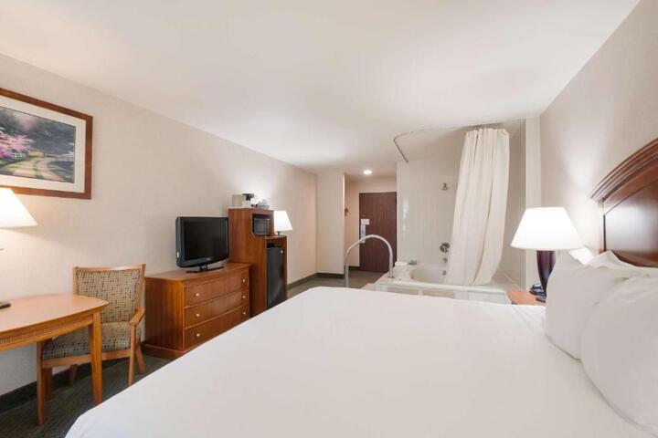 1 King Bed High Speed Internet Accessible Jacuzzi Microwave and Refrigerator Continenta (4 of 20)