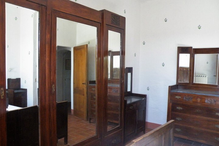 Room 6 of 33