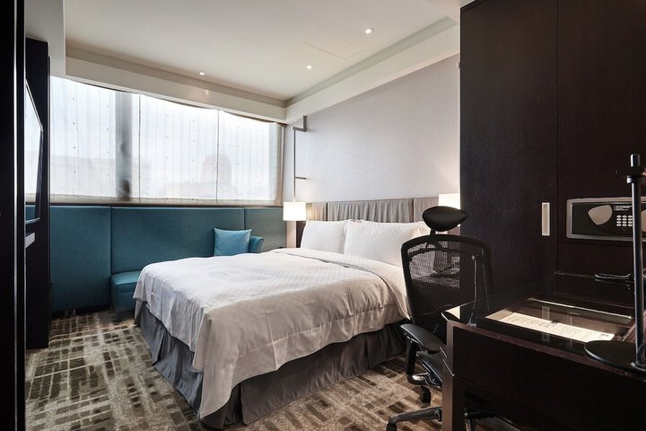 Room 4 of 28