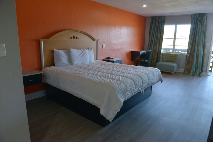 1 King Bed (18 of 24)
