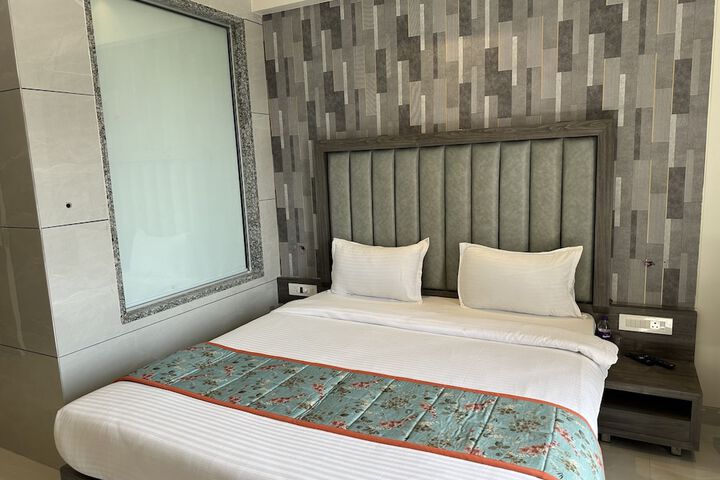 Room 6 of 13