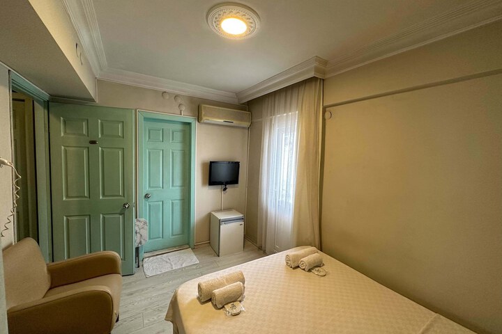 Room 12 of 102