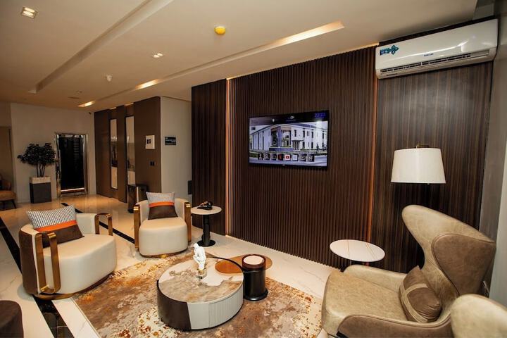 Lounge 31 of 36