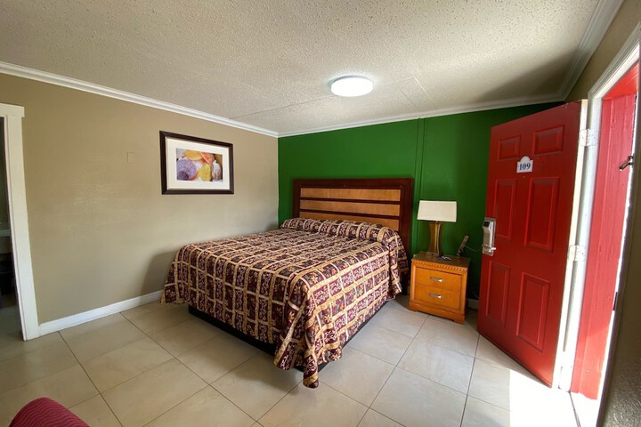 Classic Room 1 King Bed (2 of 4)
