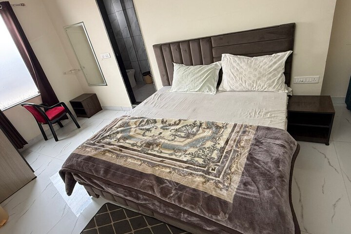 Room 9 of 18
