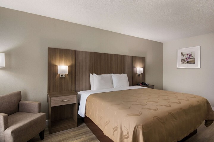 1 King Bed (4 of 22)