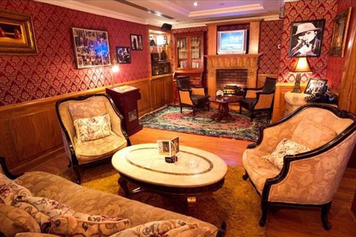 Lounge 38 of 52
