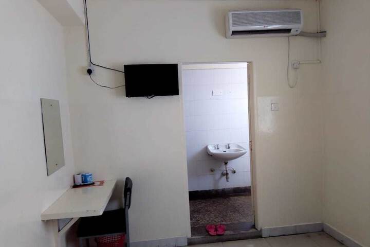 Room 6 of 18
