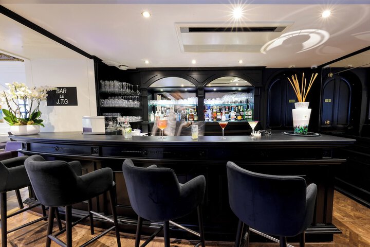 Lounge 104 of 121