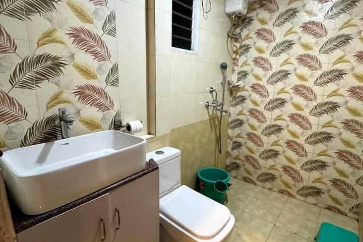 Room 4 of 9
