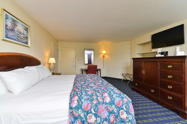 1 King Bed (2 of 4)