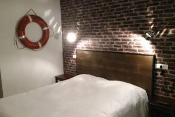 Room 5 of 10