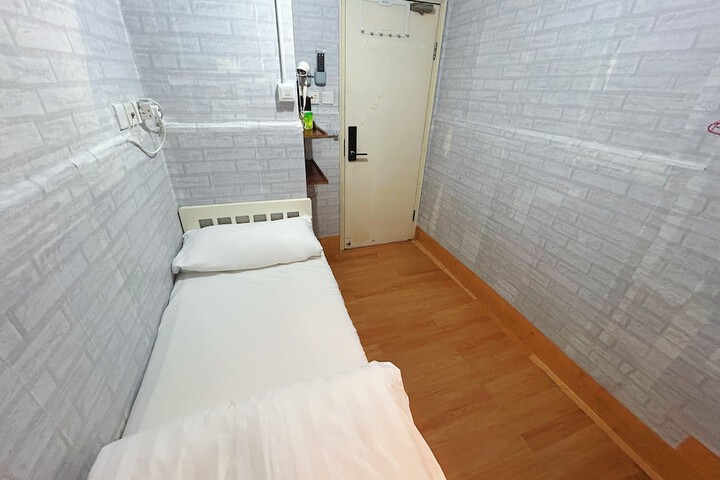 Room 5 of 18