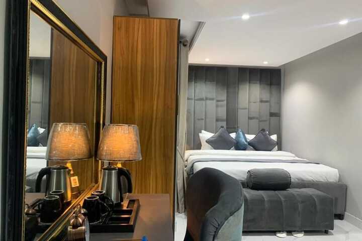 Room 6 of 12