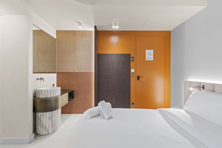 Room 42 of 102