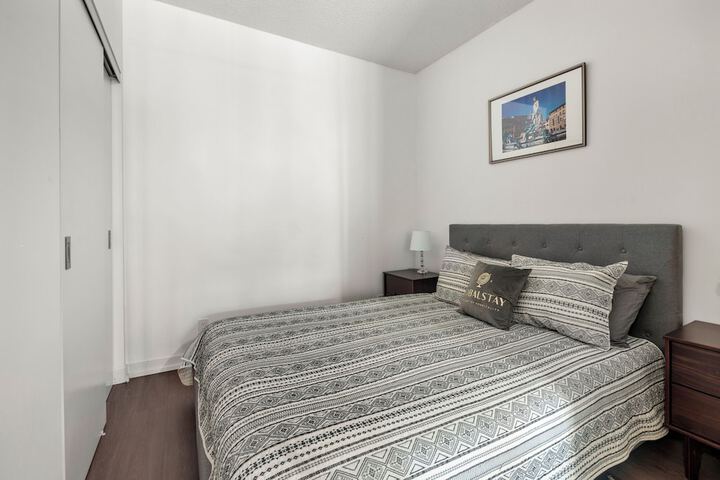 Room 34 of 242